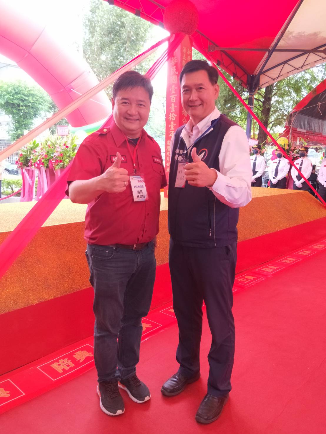 （左）新北市議員林金結身穿深紅色義消制服，掛階新北市義消大隊副總隊長。（右）新北市議員林國春身穿深藍色戰警制服。 圖：林金結服務處提供