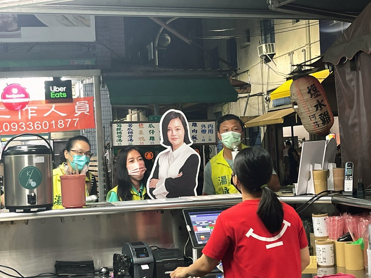 湯詠瑜搶救人形立牌出動。 圖：湯詠瑜提供
