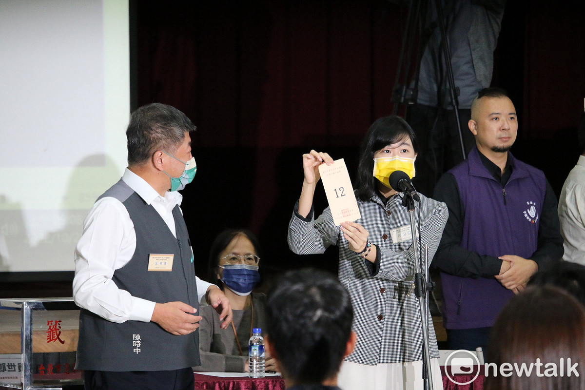民進黨台北市長候選人陳時中抽到12號。 圖：周煊惠 / 攝