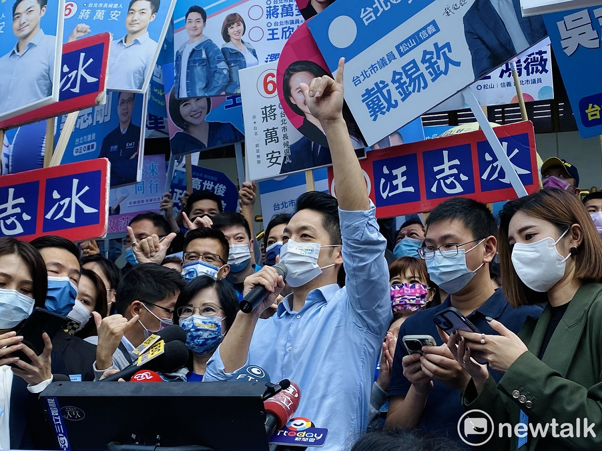 國民黨台北市長候選人蔣萬安抽中6號，場內外都有人高喊「郭萬安」加油。 圖：周煊惠/攝