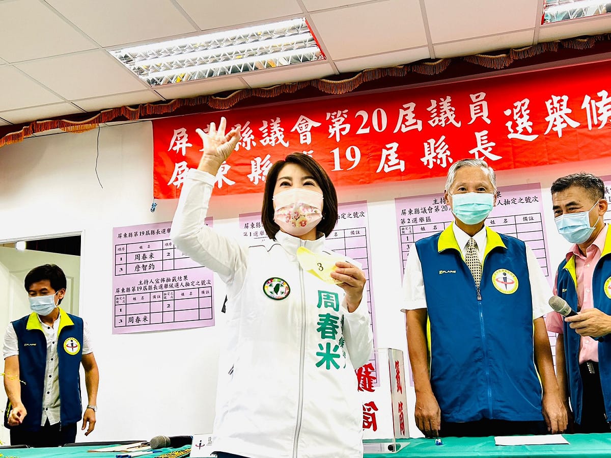 周春米抽中三號籤，比出ok手勢。. 圖：周春米祝競總提供