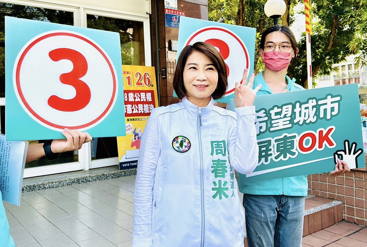 周春米(左)比出ok手勢。. 圖：周春米祝競總提供