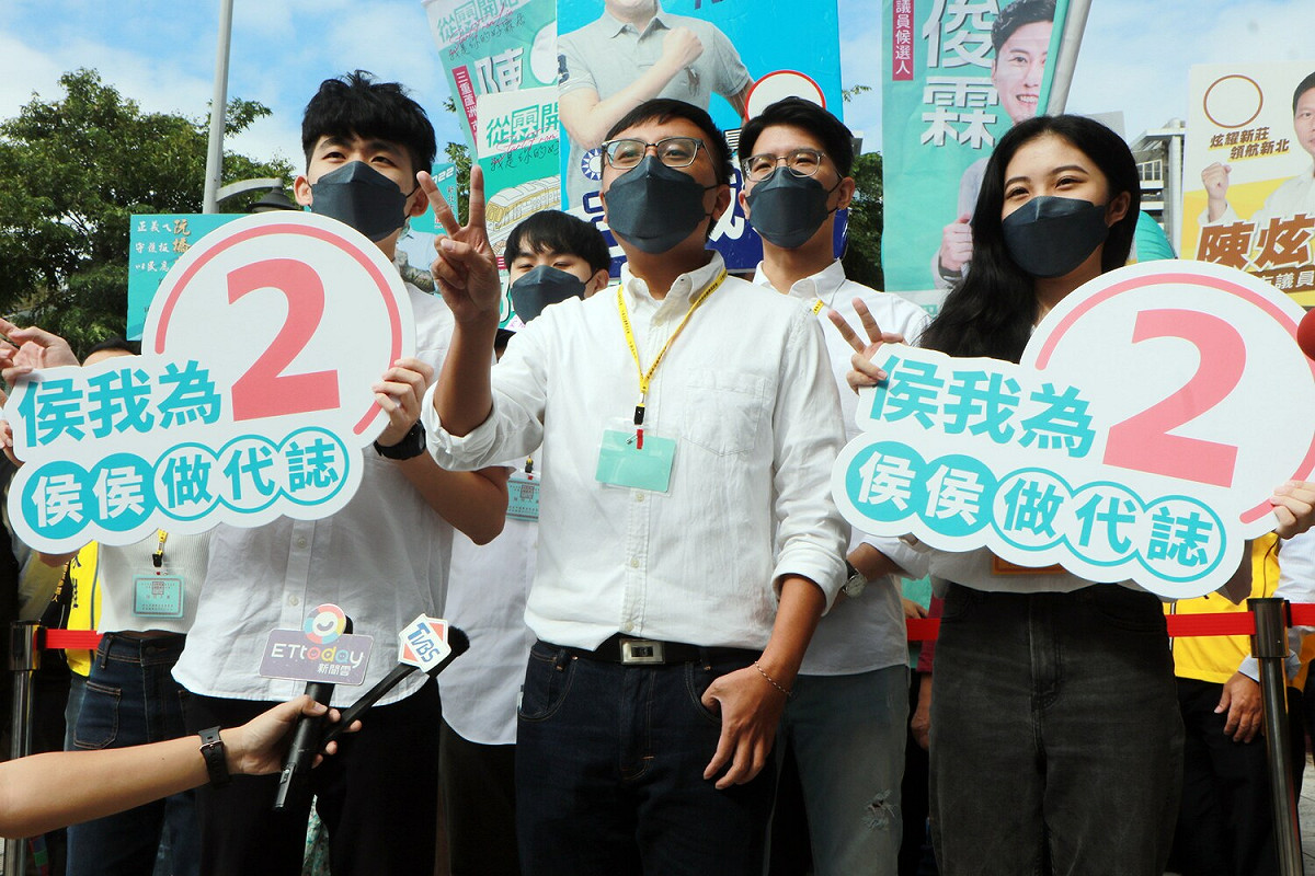 侯友宜選舉辦公室政治實習生代抽出2號，喊出「侯我為2，侯侯做代誌」口號。 圖：侯舉宜選舉辦公室/提供