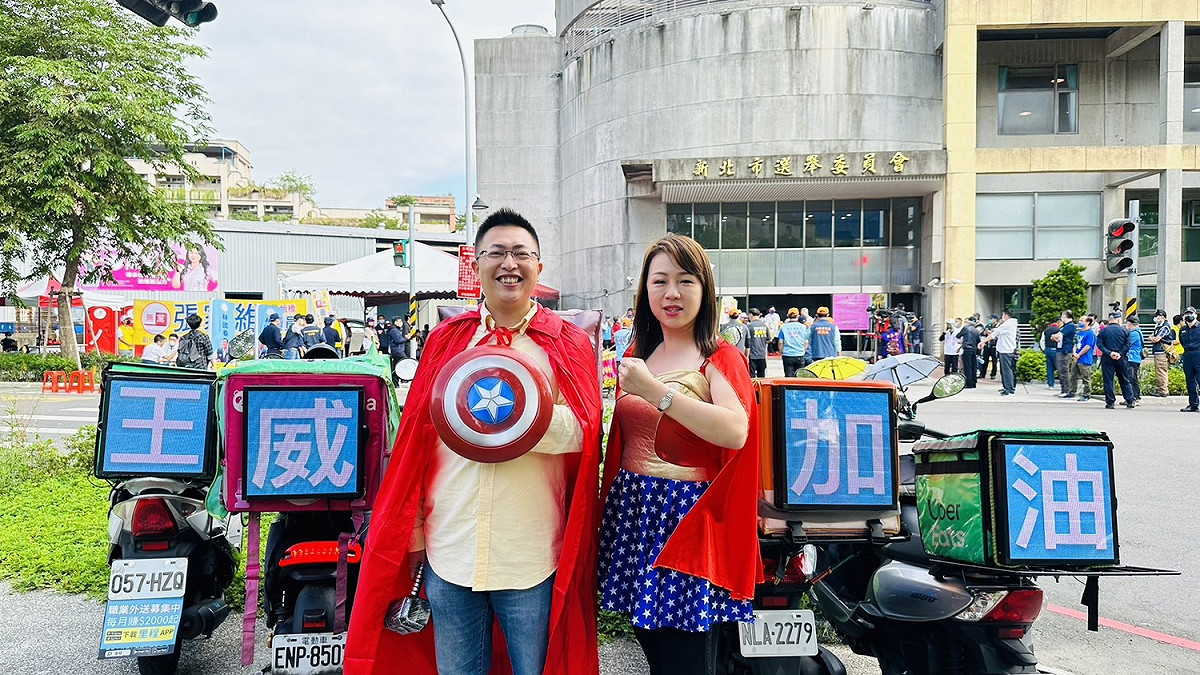 板橋區新北市議員劉美芳（右）、三重區新北市議員王威元分別打扮成神力女超人、美國隊長，相當吸睛。 圖：劉美芳/提供