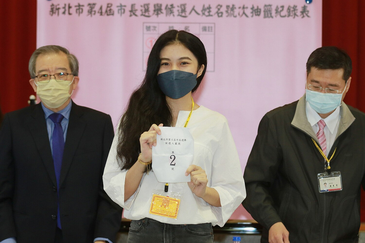 侯友宜選舉辦公室政治實習生陳皓寧抽出2號籤。 圖：侯友宜競辦／提供