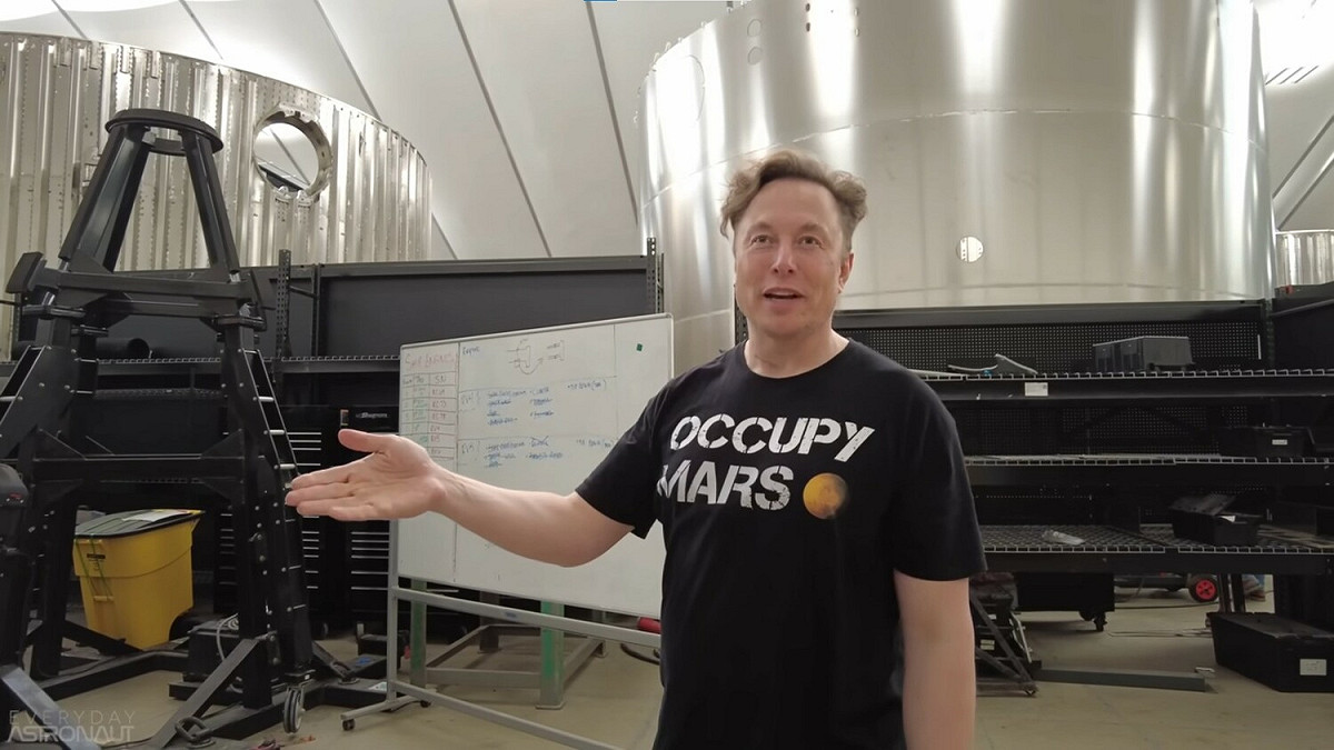 世界首富馬斯克（Elon Musk）將於下週五(28日)完成推特收購。他還告訴併購推特的潛在投資人，之後將裁掉推特7500名員工的75%左右。 圖：翻攝自YouTube/Everyday Astronaut