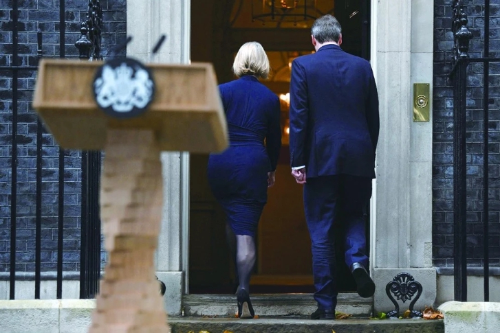 英國首相特拉斯 (左) 當地時間20日宣布辭職，成為英國歷史上最短命的首相。 圖 : 翻攝自視覺中國