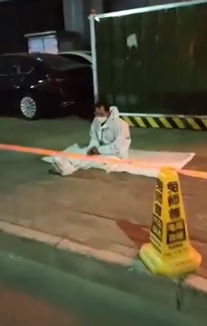 鄭州宣佈封城後，民眾不得返家，被迫就地隔離睡在路上。 圖:擷取自影片