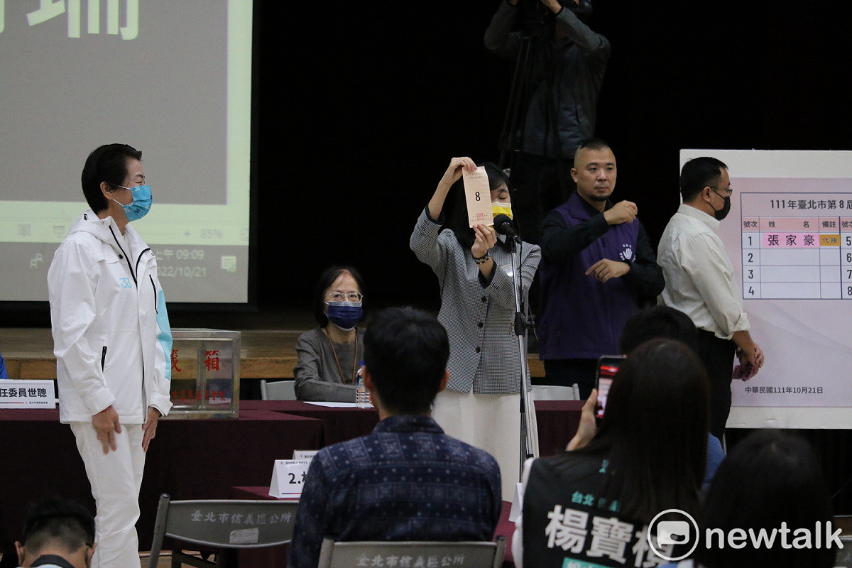 無黨籍台北市長候選人黃珊珊抽選舉號次8號。 圖：周煊惠 / 攝
