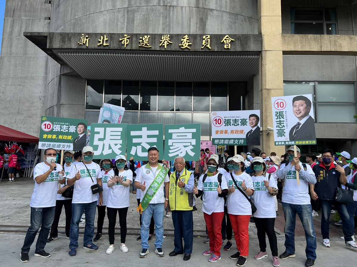 張志豪今(21)日在志工團陪同下前往新北市選委會進行號次抽籤。 圖：張志豪辦公室提供