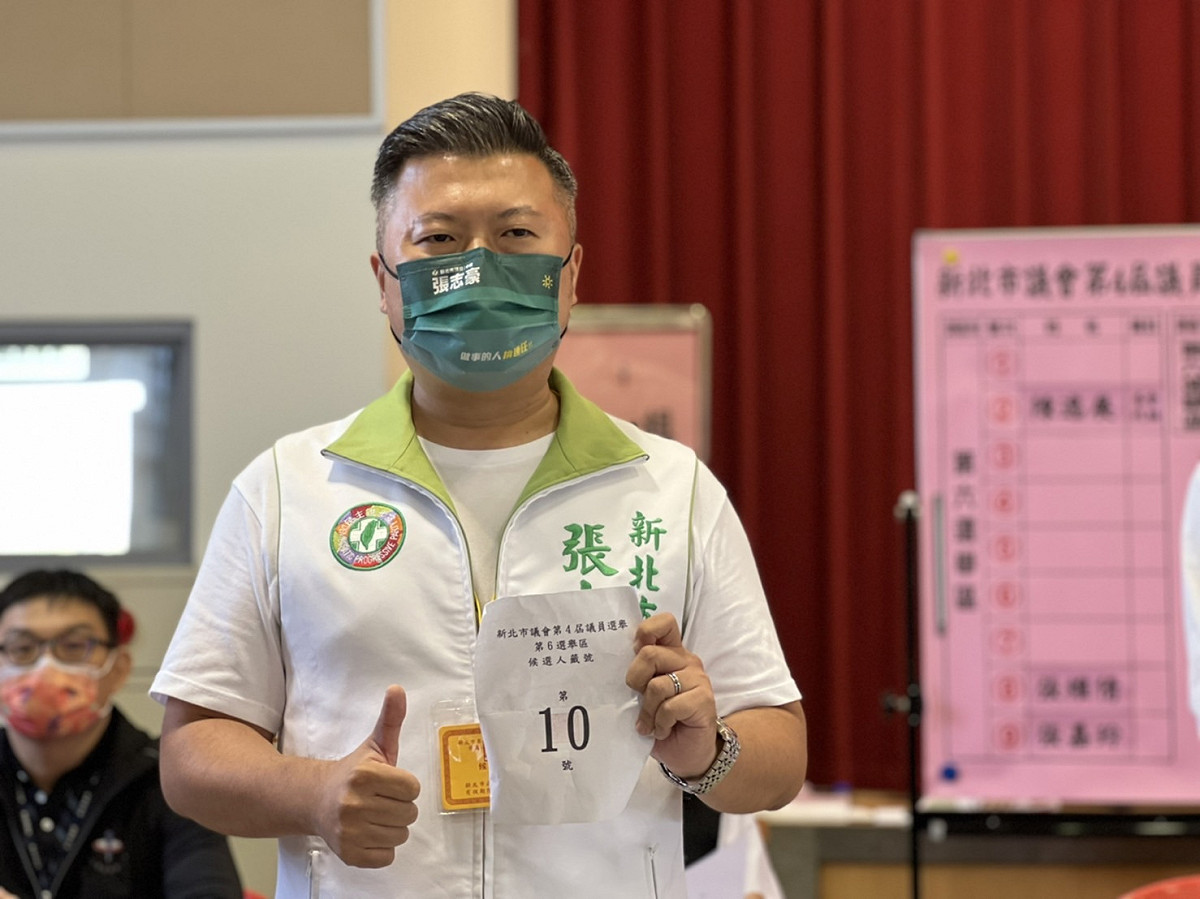 張志豪說，這群志工不只是他在基層服務的幫手，也是鞭策他不忘初衷，每天盡全力服務鄉親，絲毫不敢鬆懈，看到這群「十號隊友」的努力，他絕對不能辜負大家對他的期望。 圖：張志豪辦公室提供