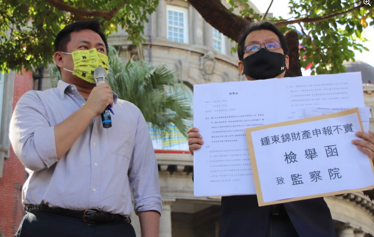 沈發惠(右)、洪申翰赴監察院舉發鍾東錦財產申報不實。 圖：翻攝自洪申翰臉書