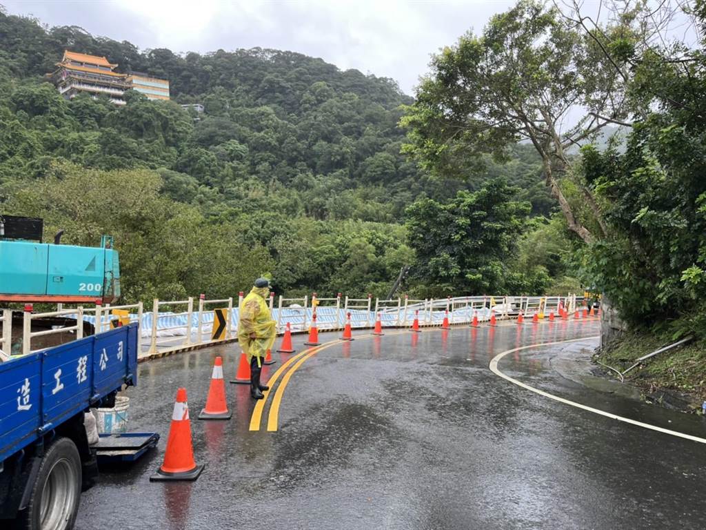 大量豪雨入滲造成汐萬路3段道路路基毀損。 圖：新北市工務局/提供