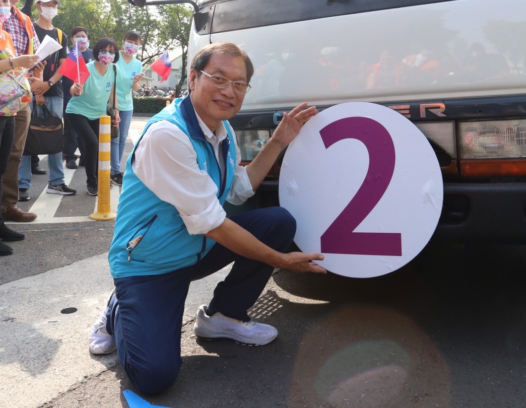 蘇溝泉親自將號碼牌貼上吉普車。 圖:蘇清泉競總提供