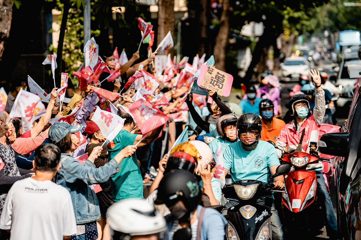 陳其邁車掃，沿途受到民眾歡迎。