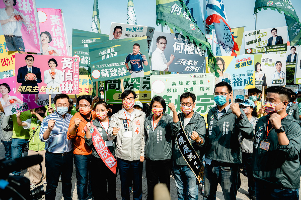 陳其邁(前排左四)與t黨籍市議員參選人。 圖：陳其邁競辦提供