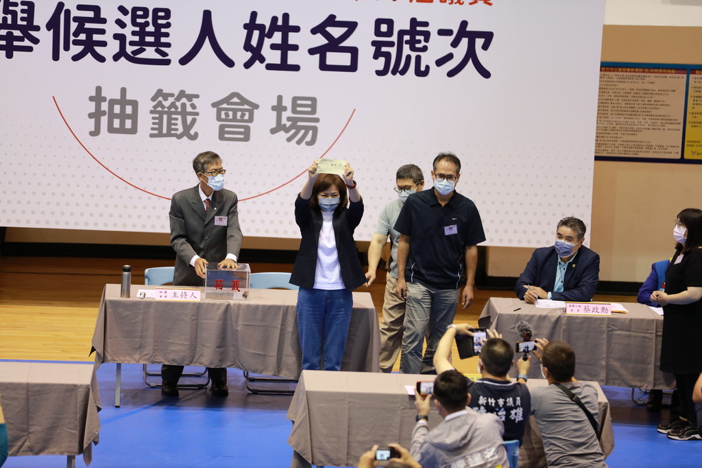沈慧虹抽中5號，高喊「新竹光榮，5你5我！新竹慧虹，5告讚！」 圖：沈慧虹競辦提供