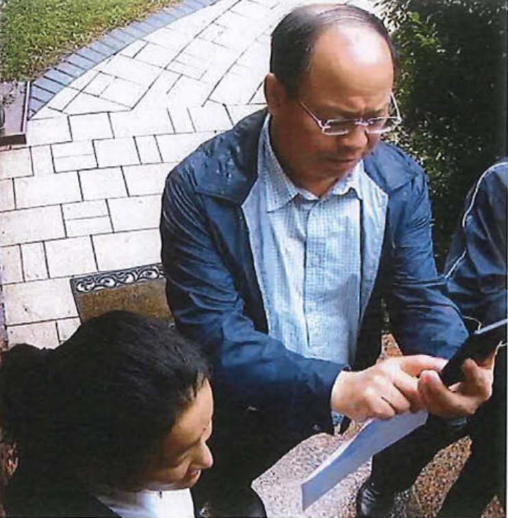 中國男子安全忠（Quanzhong An，音譯）至紐約長島「無名氏」的親友家，拍照與偷窺信件。 圖：翻攝自美國東區檢察官辦公室起訴書