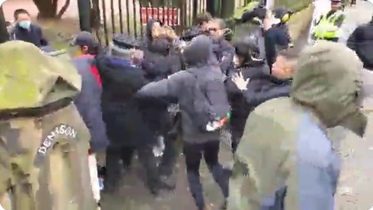 發生在英國時間16日下午的中國在駐英國曼徹斯特總領事館把示威者拖進館內毆打事件。 圖：@frances_hui推特截圖