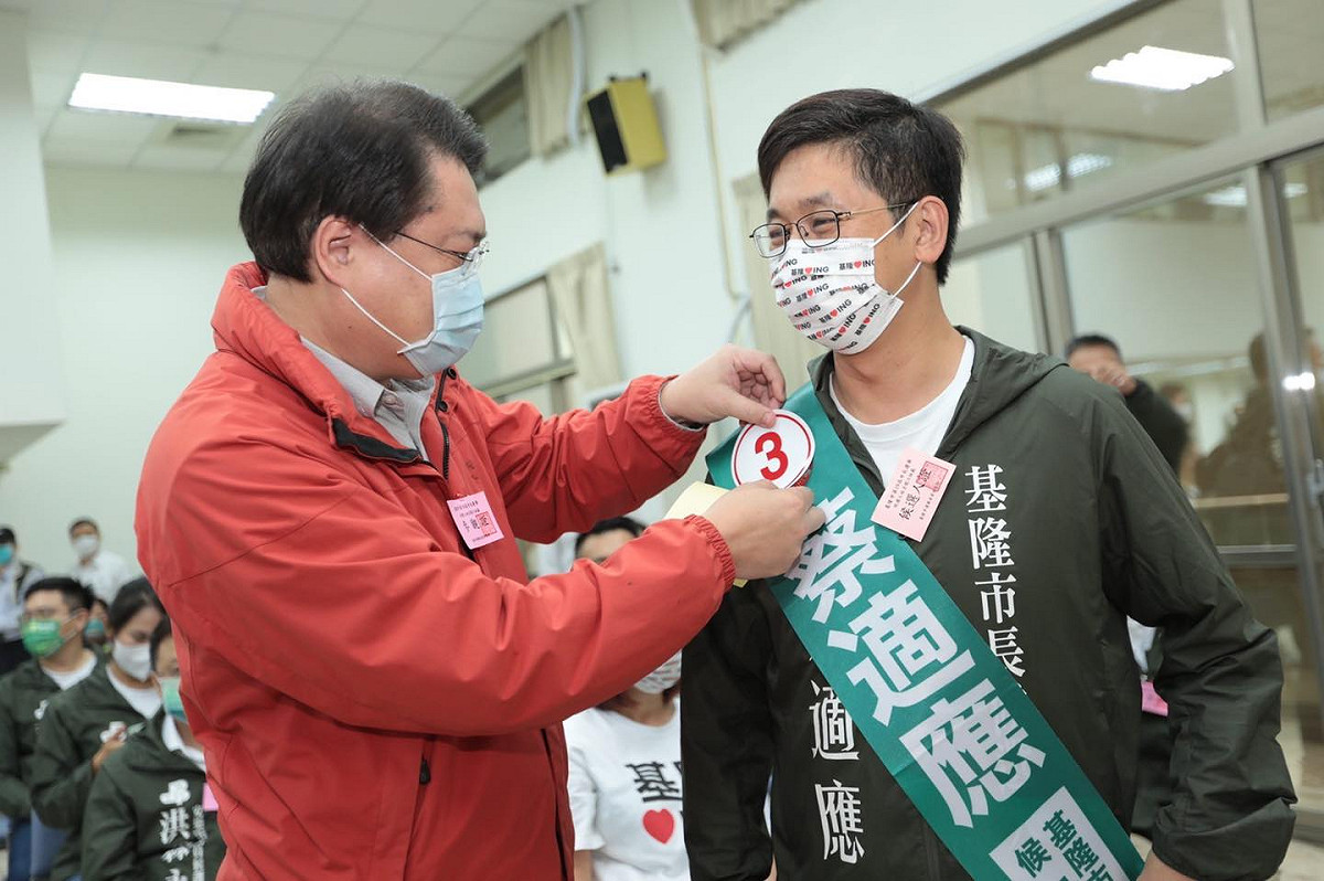 蔡適應在林右昌陪同下前往抽籤，抽出號次3號，高喊「3號、3號、基隆尚好！」 圖：取自蔡適應臉書