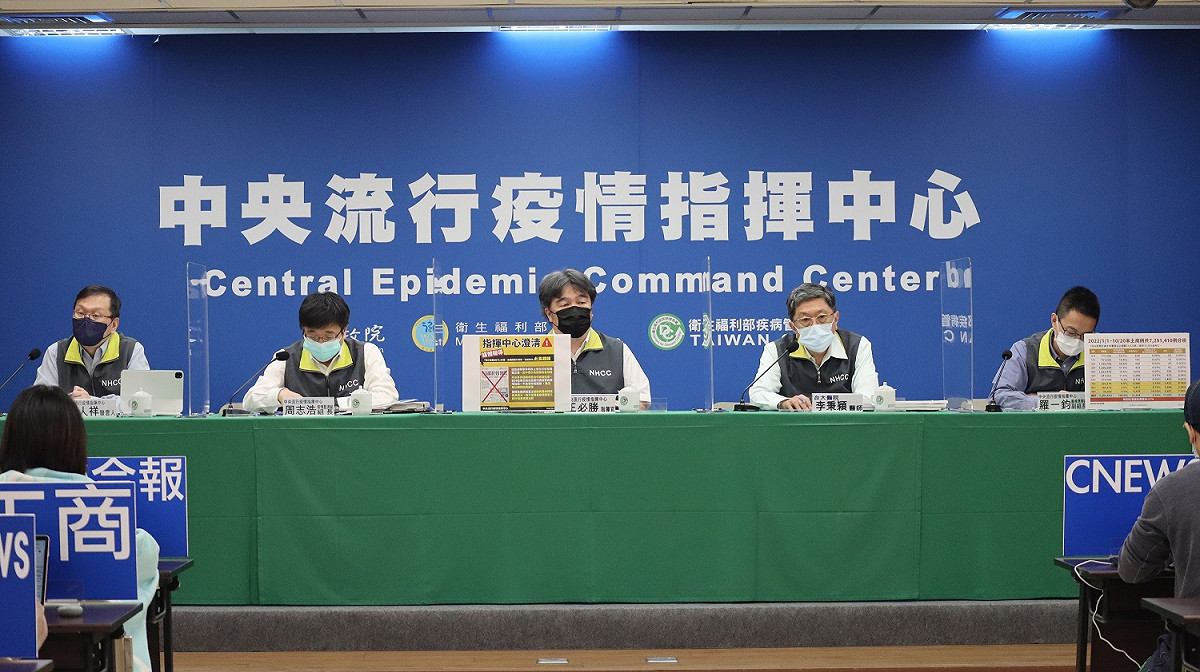 王必勝(中)今日對放寬確診者的投票措施給予肯定答覆。 圖：中央流行疫情指揮中心／提供