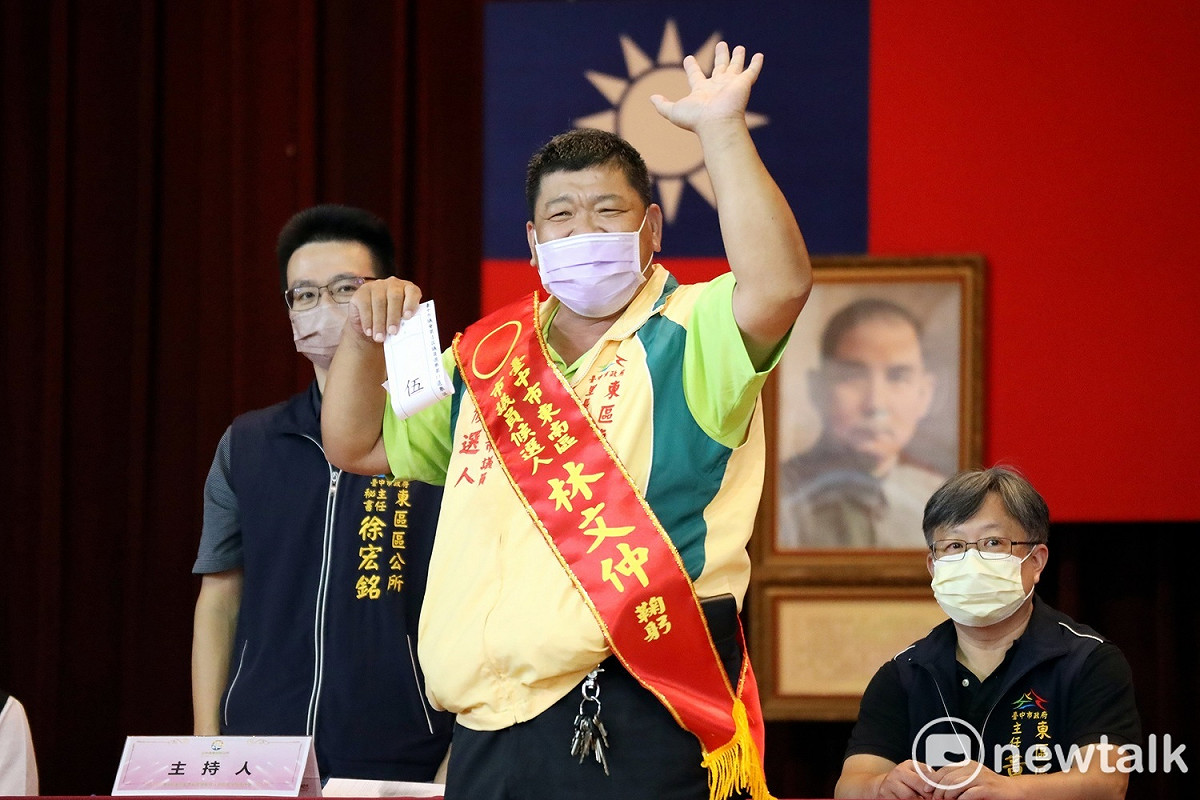 林文仲抽中5號，馬上喊出「林文仲服務5告讚」。 唐復年/攝