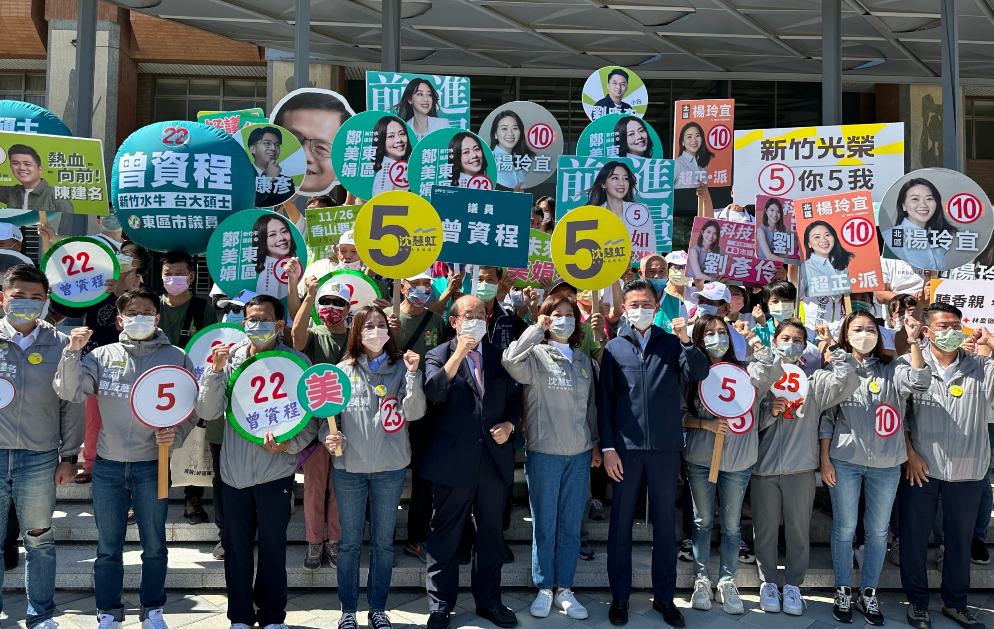 柯建銘今陪同沈慧虹抽籤選舉號次。 圖：柯建銘辦公室提供