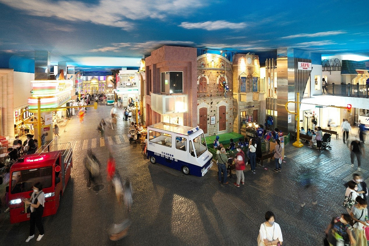 「KidZania」以約23比例還原現實社會的街區，街道上進駐各種職業體驗的展示館，還有消防車、宅配車等各種車輛。 圖：ⒸKCJ GROUP NC/提供