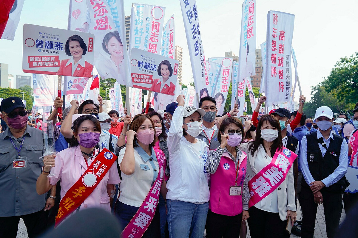 柯志恩(中)與議員候選人高喊凍蒜。 圖：柯志恩競辦提供