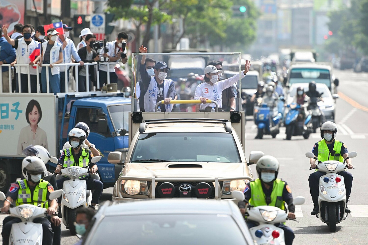 柯志恩與馬英九從一心路掃到十全路。