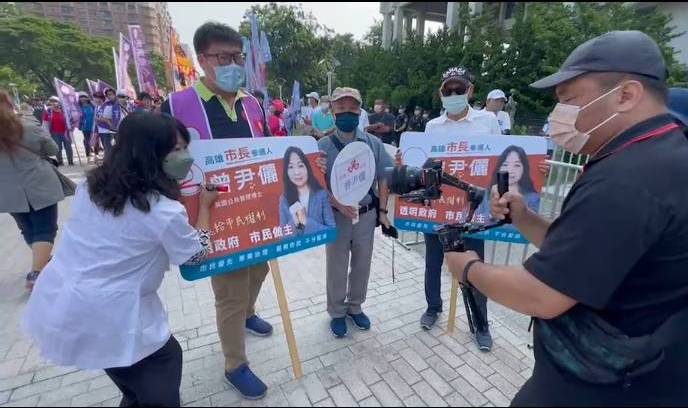 曾尹儷(左一)親自在選舉手板寫上2。 圖：曾尹儷/提供