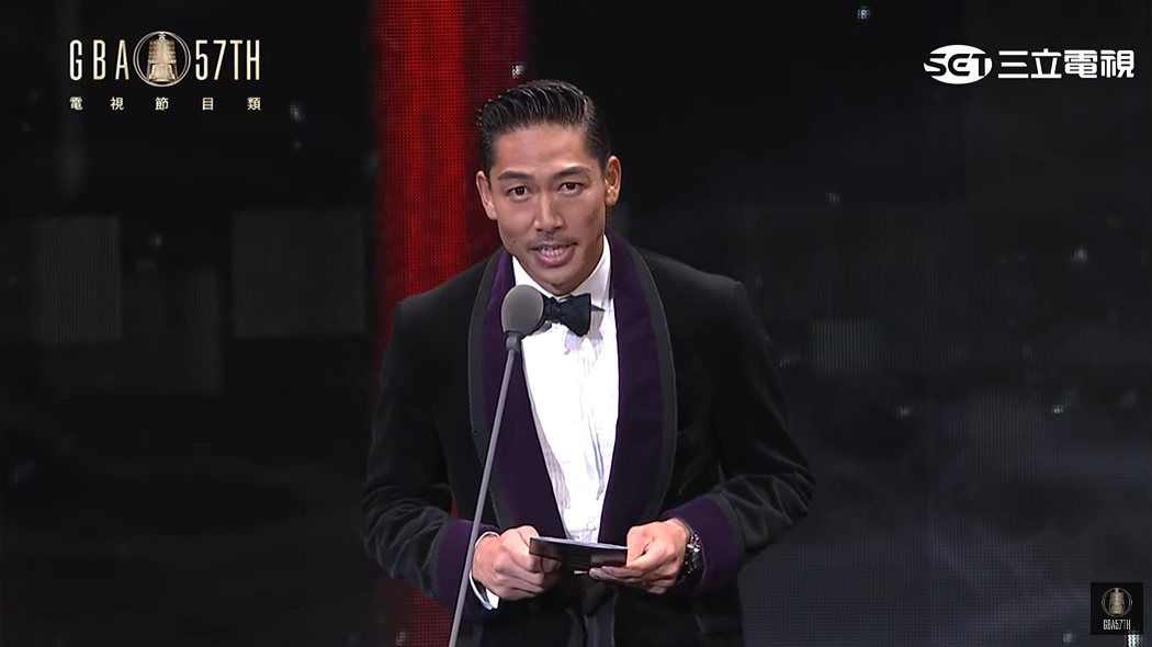 AKIRA頒發節目類典禮第一個獎項。 圖：翻攝自YT/廣播電視金鐘獎 Golden Bell Awards