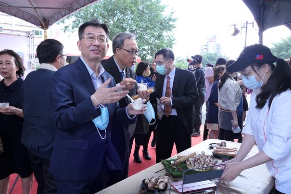 樂活生技公司總經理葉顯光（左一）、銓敘部政務次長朱楠賢（左二），一起品嚐香檳茸蛋捲及霜淇淋。 圖：吾限熊報社陳俊成攝