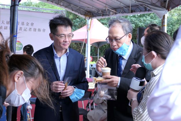 樂活生技公司總經理葉顯光（左）及銓敘部政務次長朱楠賢（右），品嚐風味獨特的香檳茸紅茶炙燒奶蓋。 圖：吾限熊報社張瑜庭攝