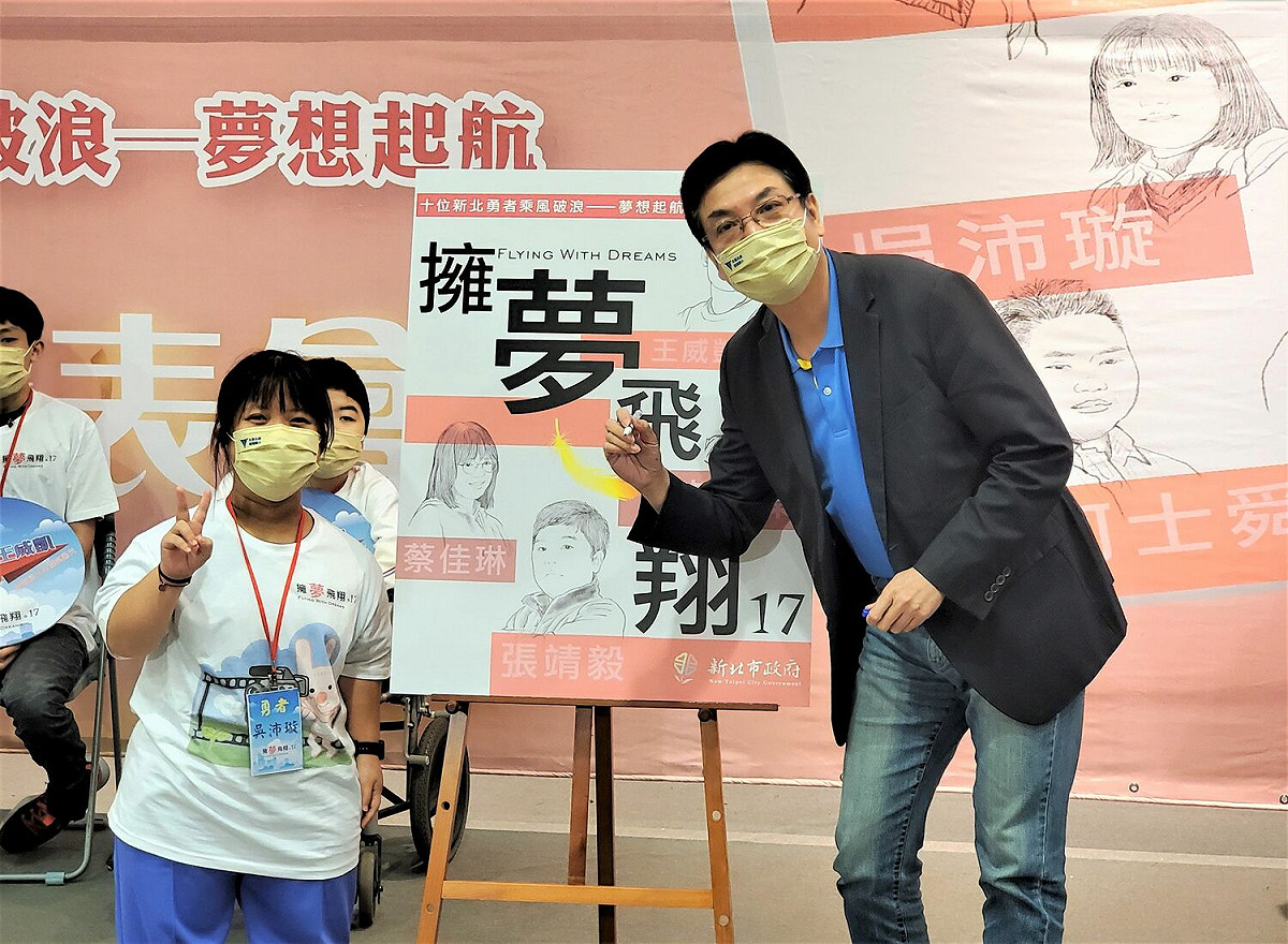 金山高中國中部吳沛璇（左）、劉和然（右）攜手簽名。 圖：新北市教育局提供