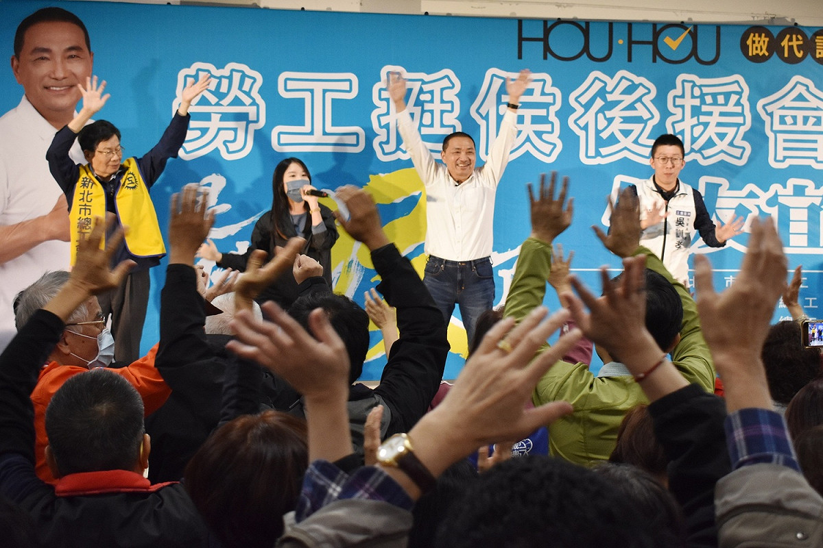 侯友宜與勞工後援會成員大跳友誼凍蒜舞。 圖：侯選辦提供