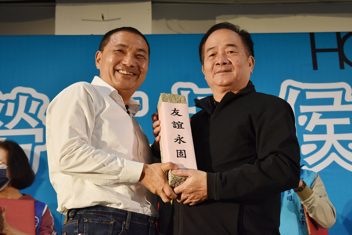 顧問團團長唐啟東回贈「友誼永固」水泥樁，祝福侯友宜高票連任。 圖：侯選辦提供