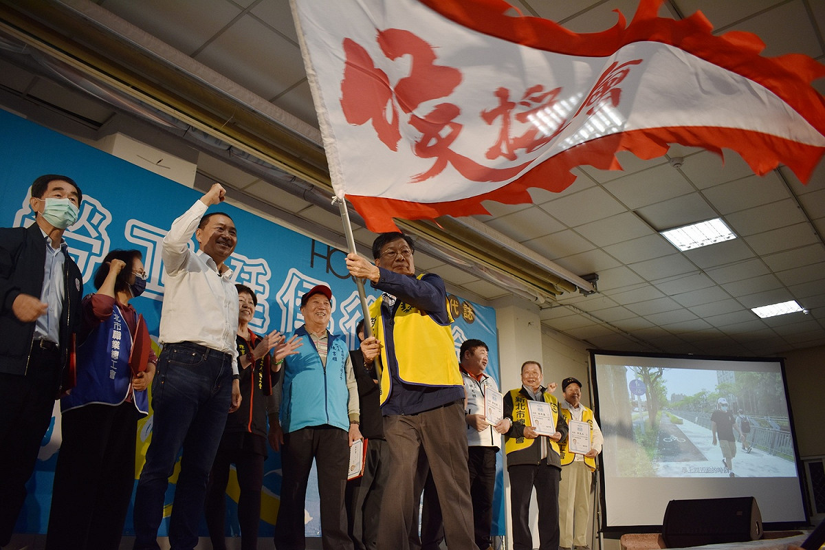 侯友宜授戰旗給總工會理事長黃文祥。 圖：侯選辦提供