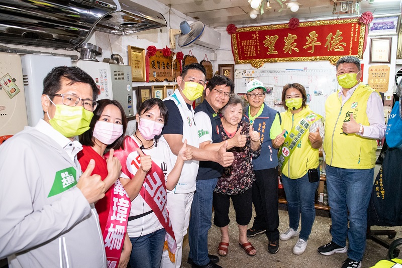 林佳龍在板橋東區立委羅致政陪同下進行掃街，市議員黃俊哲、戴瑋姍、市議員候選人山田摩衣、石一佑、黃淑君等5人也全員到齊，展現綠營團結氣勢。 圖：林競辦提供