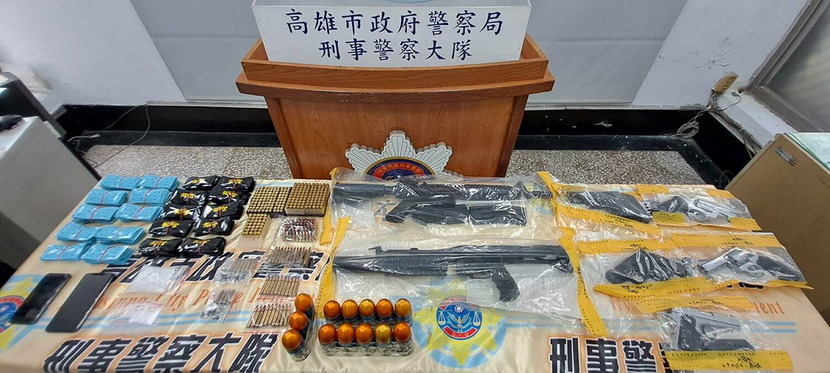 立法院會今（18）日三讀通過《槍砲彈藥刀械管制條例》修正部分條文，圖為查獲的不法槍械 。（資料照片） 圖：高雄市警局提供