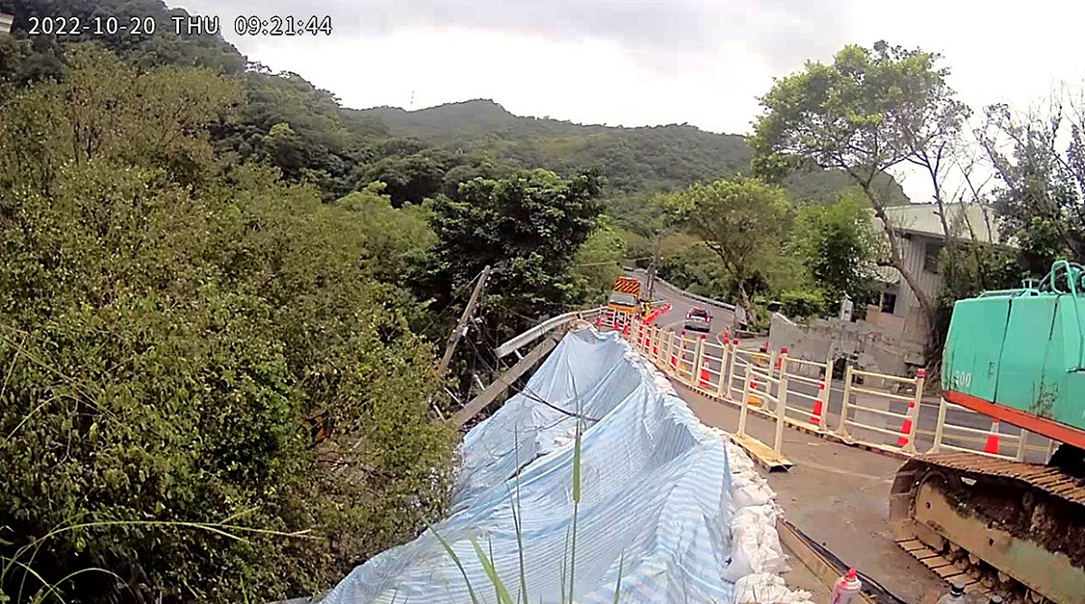 新北市汐止區汐萬路3段306號前（北29區道6.6公里處）17日晚間發生道路掏空，接獲通報養工處立即封閉道路進場搶災，緊急採用帆布覆蓋，防止雨水再滲入。 圖：新北市工務局提供