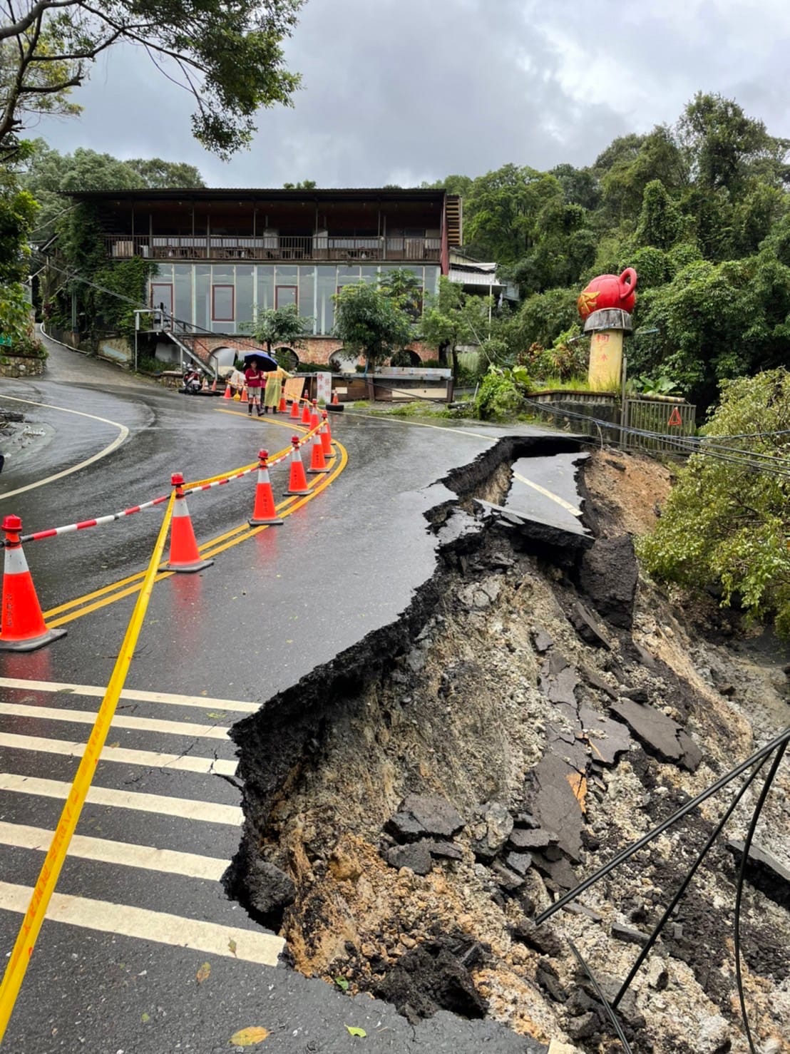 汐止汐萬路三段306號前，受到尼莎颱風外圍環流及東北季風共伴效應影響，挾帶大量豪雨入滲造成道路路基毀損，掏空長度約30米、寬4米、深度約15米，總面積大約120平方公尺。 圖：新北市工務局提供