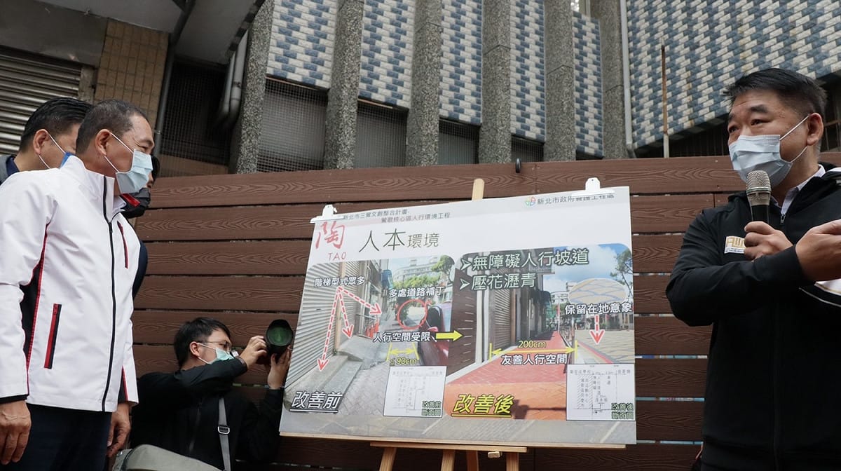 養工處長馮兆麟（右）向侯友宜（左）介紹考量老街改善前行人行道的狀況不佳，市府持續與地方討論改善規劃方向。 圖：新北市工務局提供