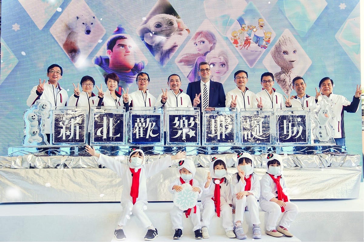 侯友宜與德國經濟辦事處首席代表Axel Limberg以及市府團隊一同參與啟動儀式，新北歡樂耶誕城不斷挑戰自我，打造更豐富、更精采的活動！ 圖：新北市觀旅局提供