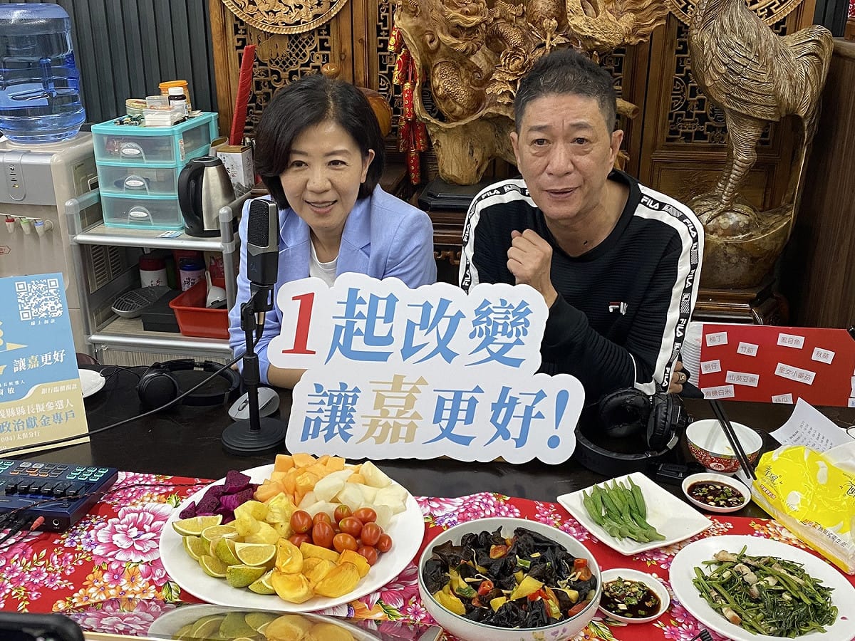 抽中1號的王育敏與前民進黨立委林國慶一起開直播。 圖：王育敏競選團隊/提供