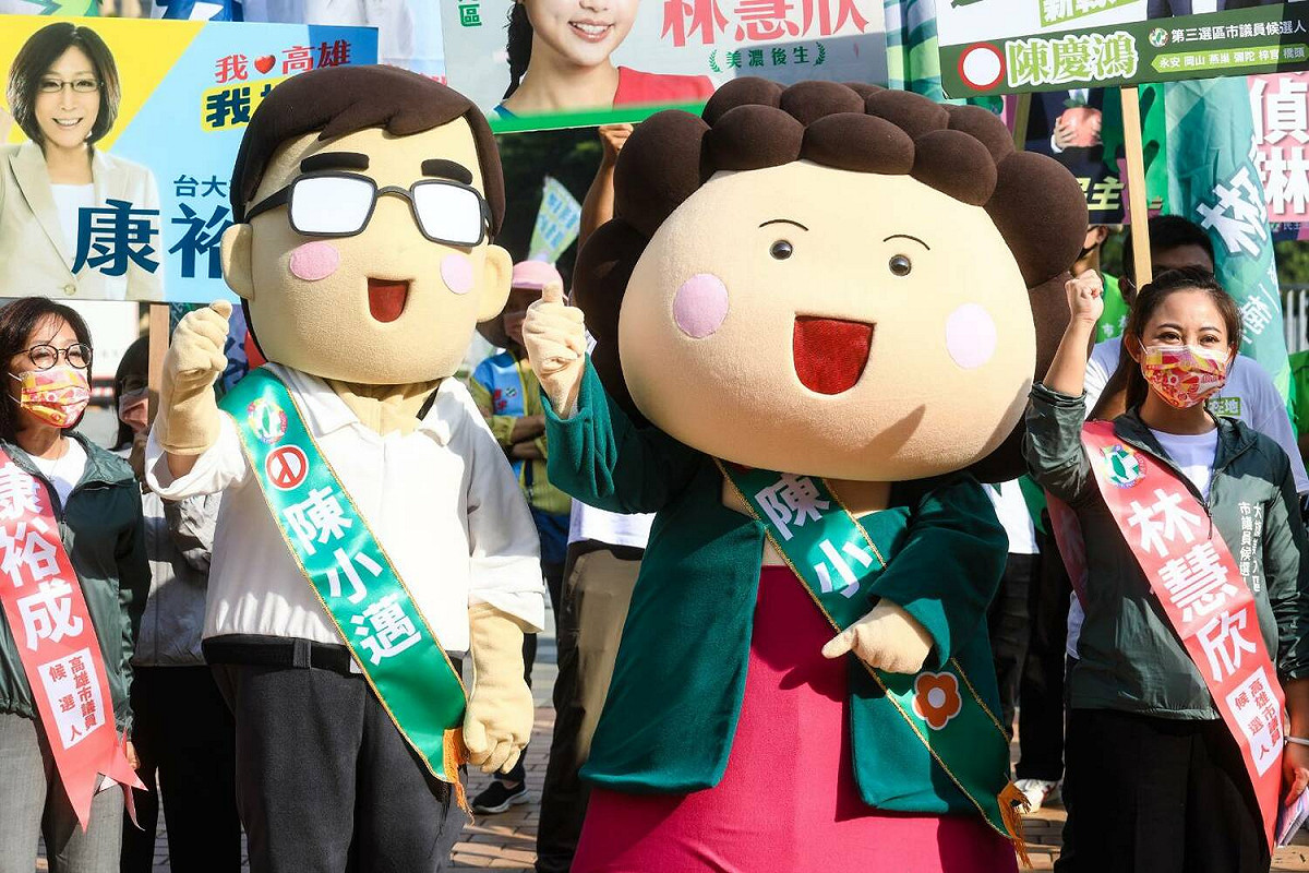 等身大的「陳小菊」與「陳小邁」布偶聚首。
