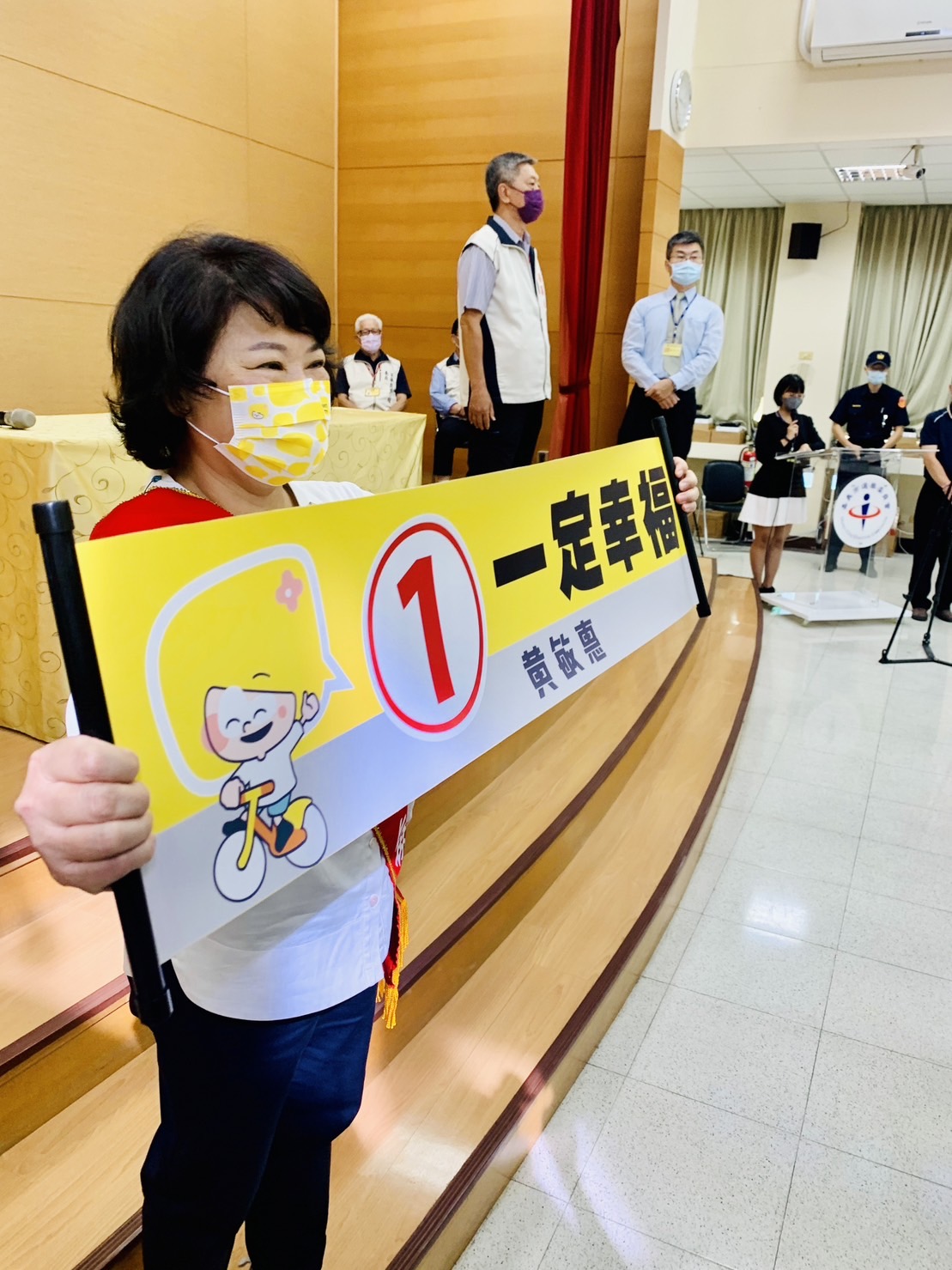 抽中1號的黃敏惠高喊「一定幸福」。 圖：黃敏惠競選總部/提供