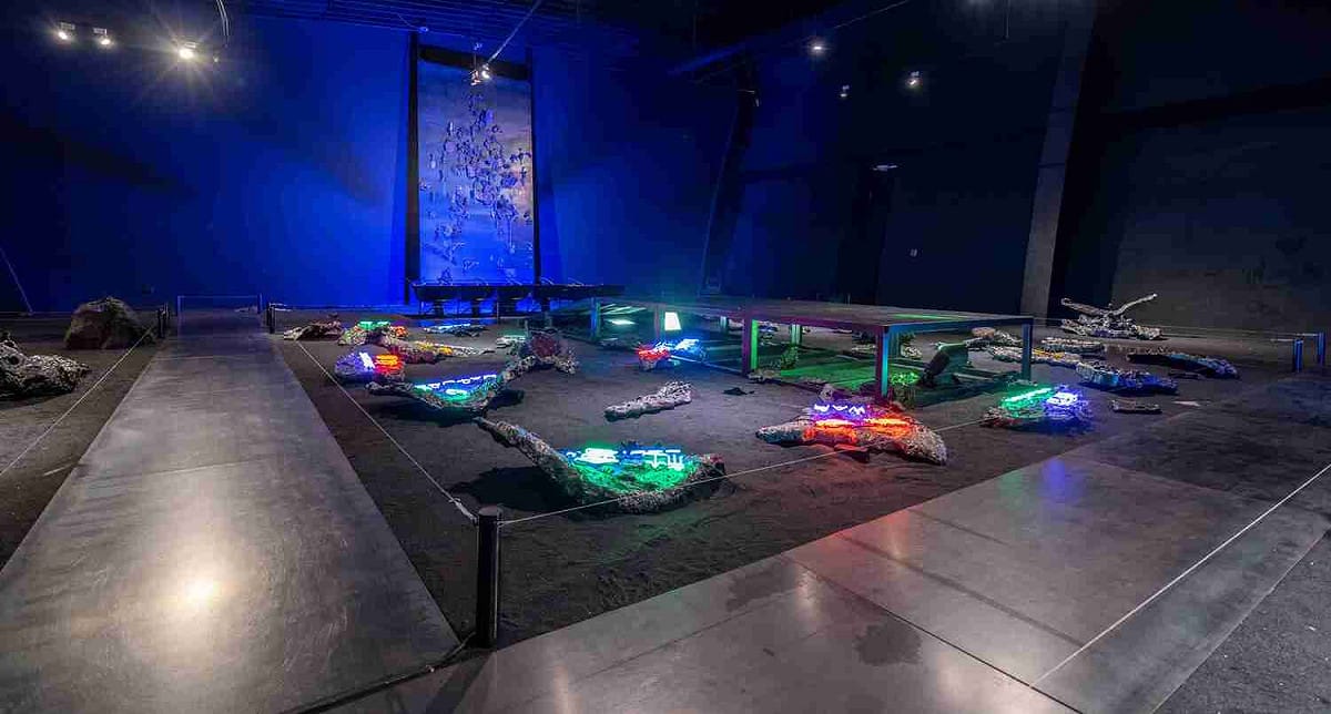 具有神秘感的展場氛圍。 圖：十三行博物館提供