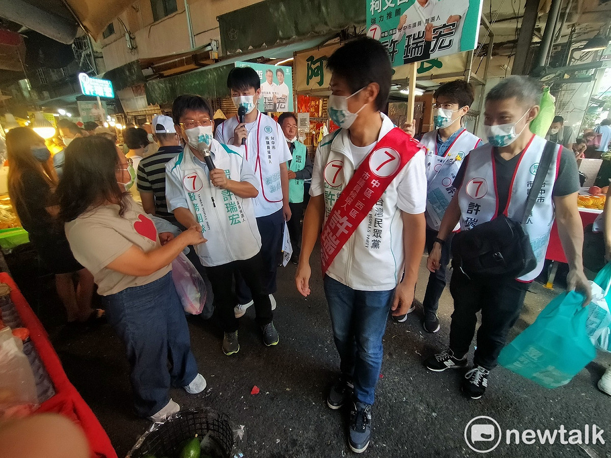 郭子乾再度模仿柯P陪許瑞宏掃街。 唐復年/攝