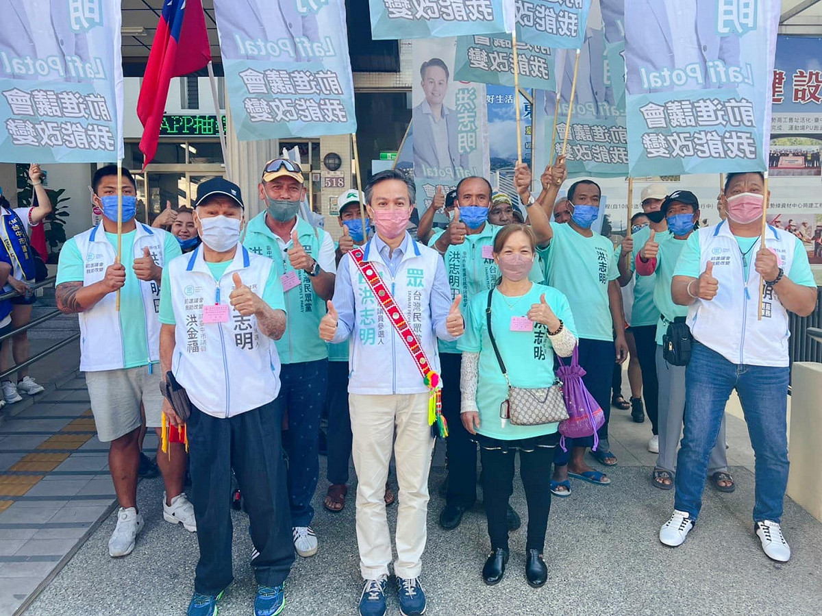 洪志明在前議員洪金福語族人的陪同下，抽中3號。 台灣民眾黨/提供